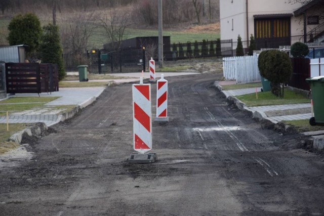 Mieszkańcy os. Łukasińskiego w Wolbromiu długo na to czekali. Wreszcie ruszył remont ulic i chodników.