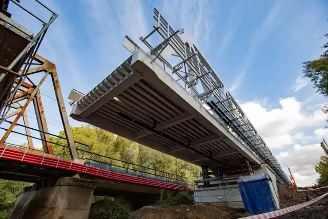 Nowe przęsło, centymetr po centymetrze, przesuwano z miejsca montażu w stronę drugiego brzegu. Prace trwały tydzień. Teraz na nowym moście zostanie ułożony tor i wywieszona sieć trakcyjna.