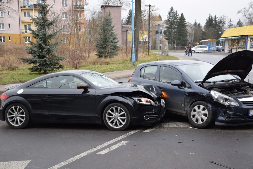 Zderzenie audi TT i opla na skrzyżowaniu przy Zalewie Zadębie [ZDJĘCIA]