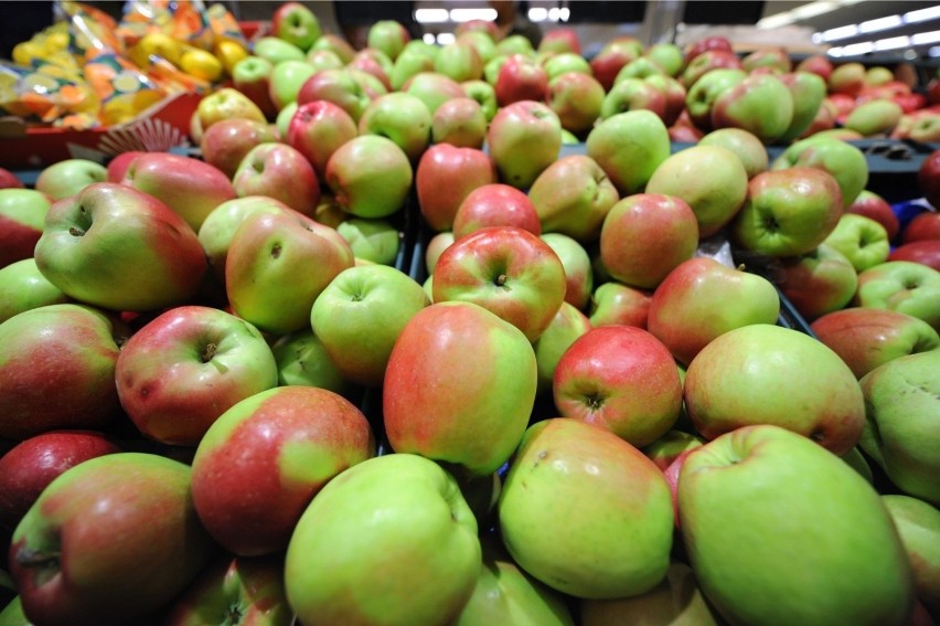 Cebulę z Włoch sprzedawano jako polską, a polskie jabłka - jako holenderskie. Inspektorzy tropią oszustwa w supermarketach