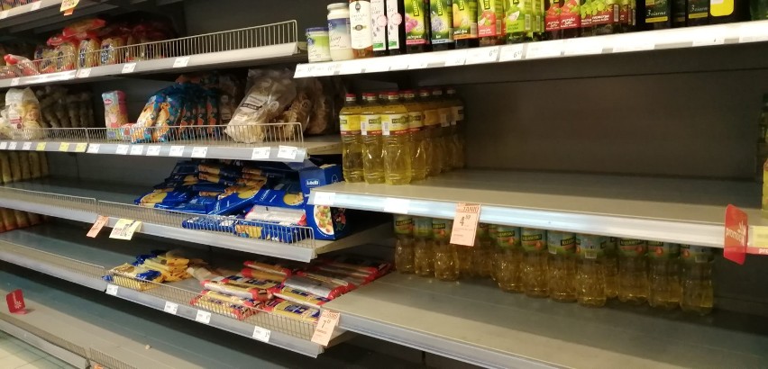 Pruszcz Gdański: Mieszkańcy robią większe zakupy. Na półkach robi się pusto |ZDJĘCIA