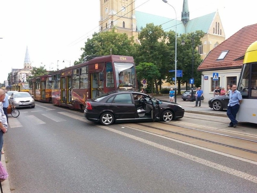 Wypadek na Piotrkowskiej w Łodzi. Zderzenie tramwaju z samochodem [ZDJĘCIA]
