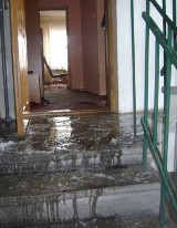 Woda z pękniętej rury zalała mieszkania