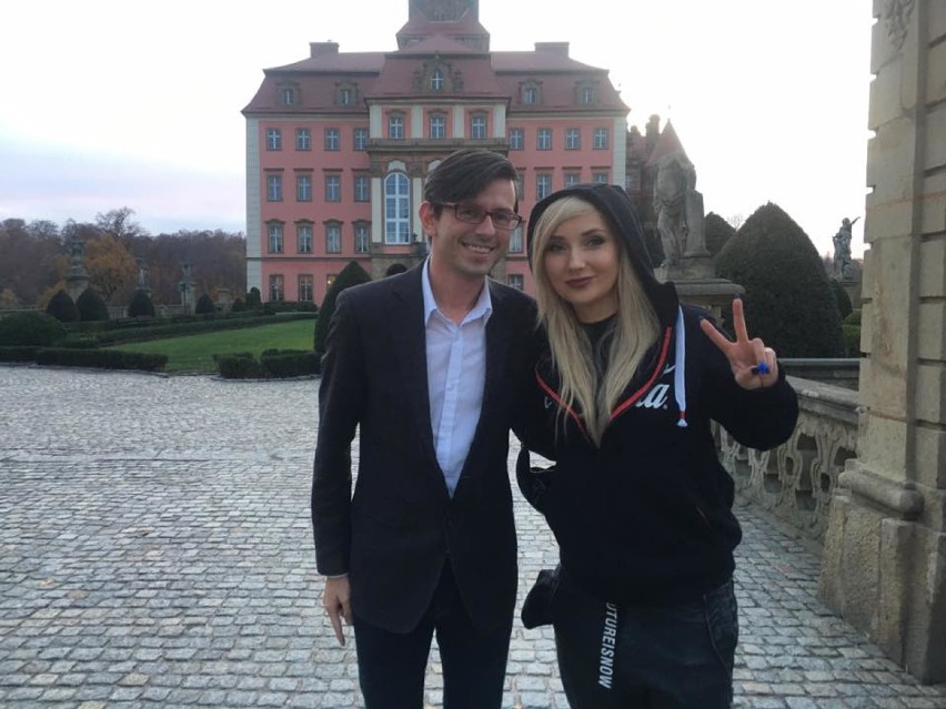 Cleo, gwiazda muzyki pop, odwiedziła Zamek Książ. Na zdjęciu...