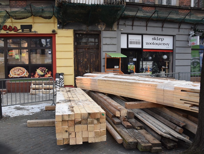 Oświęcim. Rozpoczęło się „deskowanie” sypiącej się kamienicy