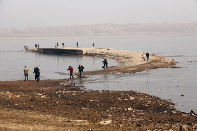 Luty 2020 niski stan wody na Słupie odkrył pozostałości wsi