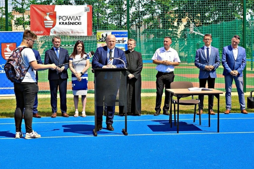 Wielofunkcyjne boisko przy Zespole Szkół nr 3 w Kraśniku jest już otwarte. Wkrótce będzie do niego dobry dojazd. Zobaczcie zdjęcia