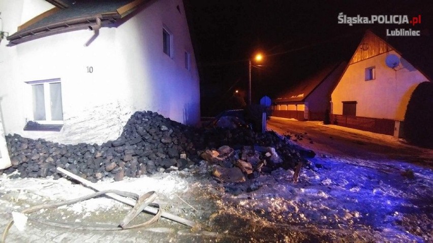 Sieraków Śląski: Ciężarówka z węglem wypadła z drogi [ZDJĘCIA]
