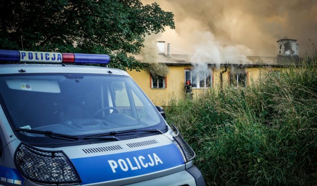 Pożar na Pradze. Policjanci z Komisariatu Kolejowego w Warszawie uratowali troje ludzi z pożaru. Zarówno uratowani, jak i jeden z funkcjonariuszy potrzebowali pomocy medycznej na skutek doznanych oparzeń. Szczegóły w artykule poniżej.