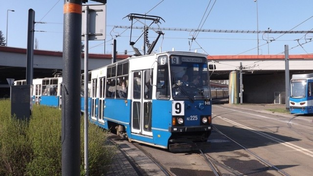 WAGON 105N/Na
Wagony konstrukcji i produkcji polskiej, eksploatowane w Krakowie od 1975 roku, zwane potocznie "akwariami" ze względu na duże przeszklenia. Obecnie spotykane w zestawach dwuwagonowych, m.in. na liniach 9 i 11. Kilka lat temu zestawy trójwagonowe kursowały na linii 4. Ich główną wadą są wysokie stopnie utrudniające wejście do pojazdu osobom, które mają problem z poruszaniem się, pasażerom z bagażami, czy matkom z wózkami dziecięcymi. W zimie dodatkowo wagony te są słabo ogrzewane, natomiast podczas gorących dni upał dokucza nam również w środku pojazdu.
Wagon z kabiną motorniczego posiada 120 miejsc, w tym 20 siedzących, a wagon bez kabiny odpowiednio 125 i 23 miejsca.