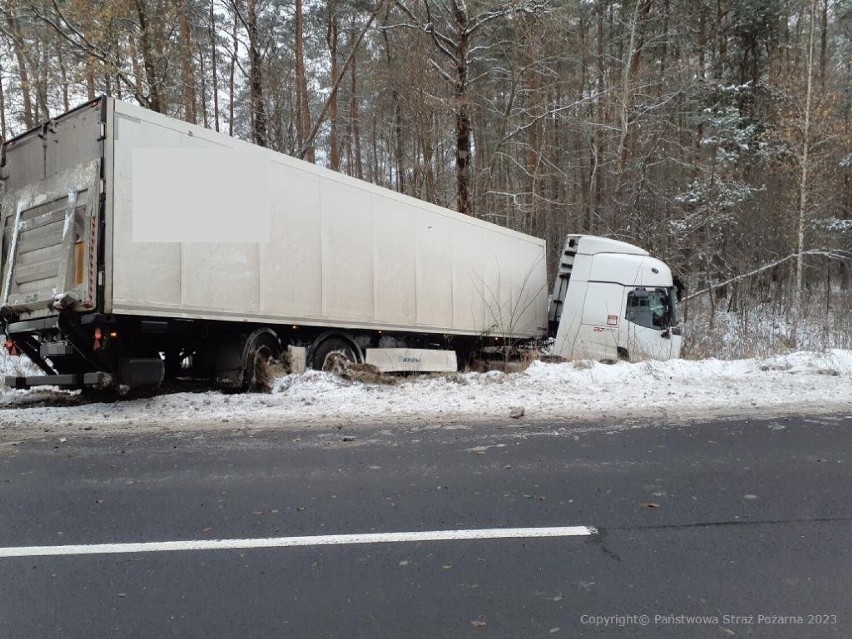 Wypadek na DK 91 w Borkach (gmina Gidle). Zderzenie samochodu osobowego z ciężarówką. ZDJĘCIA