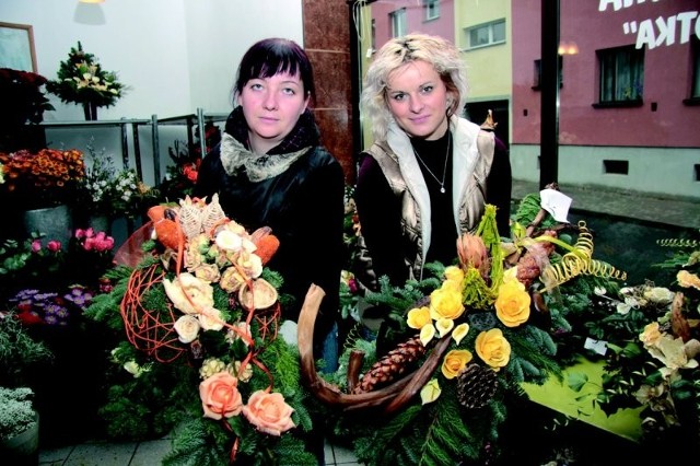 Barbara Kubiak i Magdalena Frohlich prezentują tegoroczne najpopularniejsze wzory stroików na groby