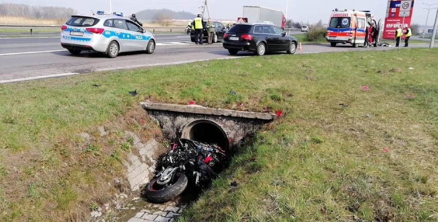 Śmiertelny wypadek motocyklisty na DK1 w Poczesnej ZDJĘCIA Motocyklista wjechał do rowu i uderzył w mostek. Mężczyzna zginął na miejscu