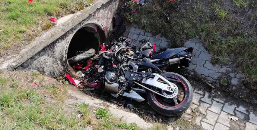 Śmiertelny wypadek motocyklisty na DK1 w Poczesnej ZDJĘCIA Motocyklista wjechał do rowu i uderzył w mostek. Mężczyzna zginął na miejscu