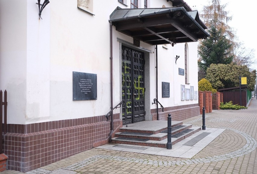 Zdewastowano kościół w Warszawie. Na drzwiach pojawił się napis "pedofile" oraz swastyka. Policja szuka sprawców