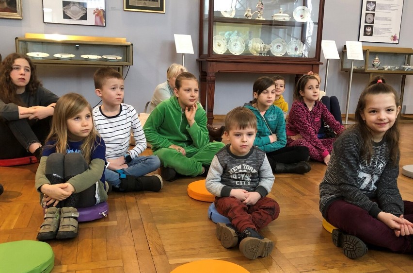 Teatr cieni i malowanie herbatą - ferie dzieci w Lesznie
