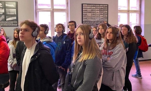 Uczniowie klas ósmych Samorządowej Szkoły Podstawowej numer 3 imienia Jana Pawła II w Kazimierzy Wielkiej zwiedzili muzeum, na którego terenie znajdował się niemiecki obóz Auschwitz- Birkenau.