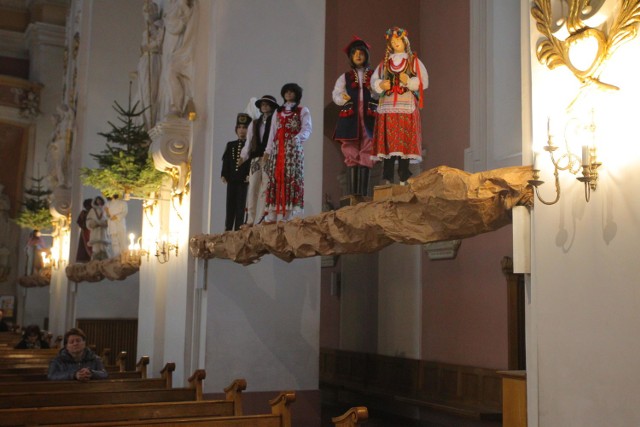 Montaż żłóbka w kościele franciszkanów w Poznaniu na Boże Narodzenie 2017