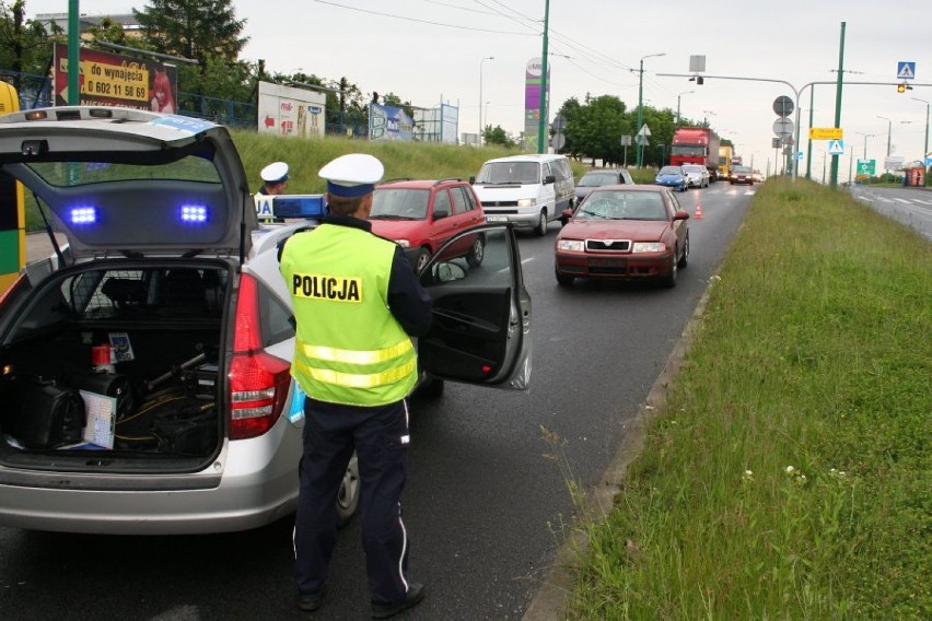 Wypadek w Tychach na Towarowej: potrącony pieszy w stanie krytycznym odwieziony do szpitala