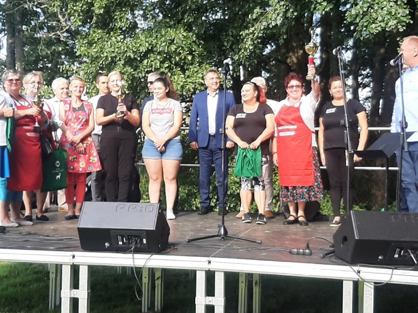 Panie z gminy Czarne zdominowały pierwsze Mistrzostwa Powiatu Człuchowskiego w Lepieniu Pierogów, które odbyły się w Rzewnicy