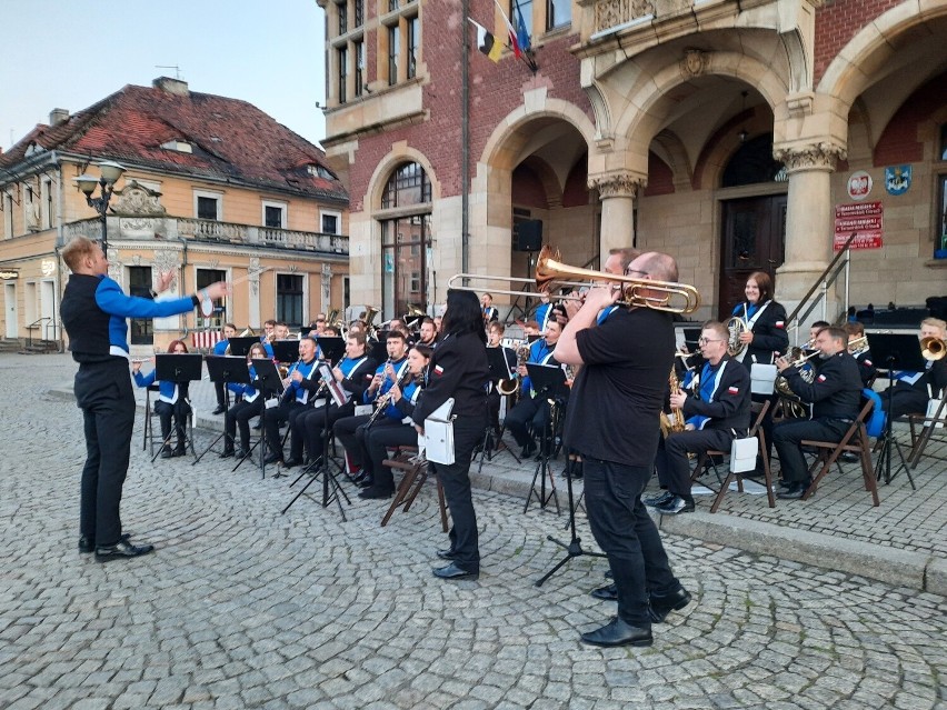 Zobacz kolejne zdjęcia. Przesuwaj zdjęcia w prawo - naciśnij...