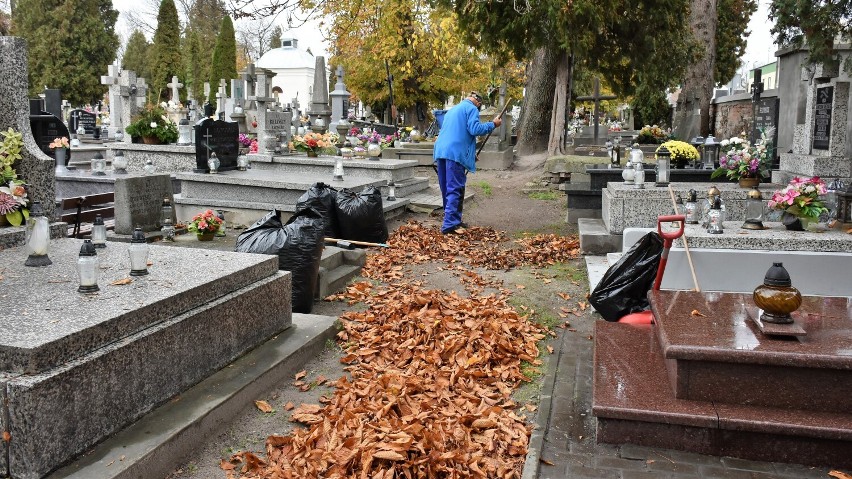 Rozpoczęły się porządki na chełmskich cmentarzach. O czym warto pamiętać?