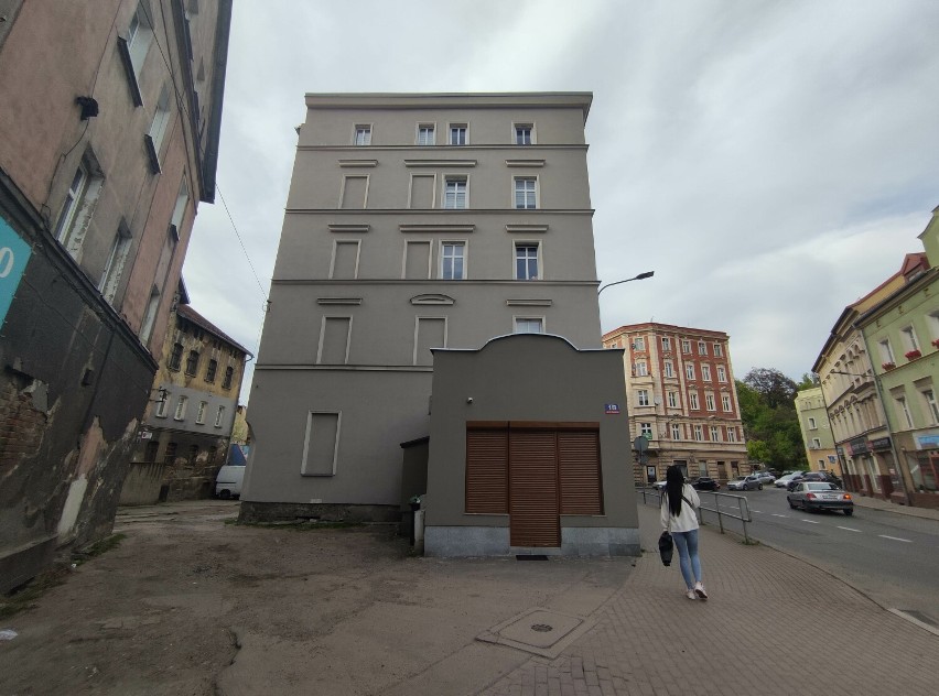 Zabytkowy hotel i dom wycieczkowy w Wałbrzychu zmienia się w akademik - zdjęcia
