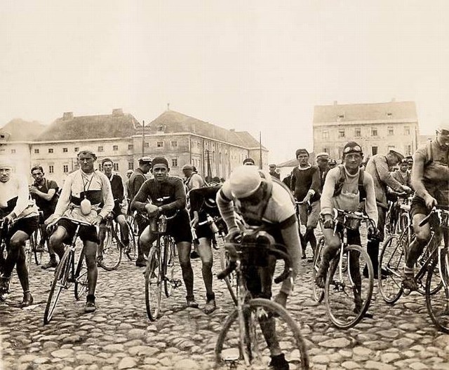 Polska, 1934. Uczestnicy wyścigu kolarskiego.