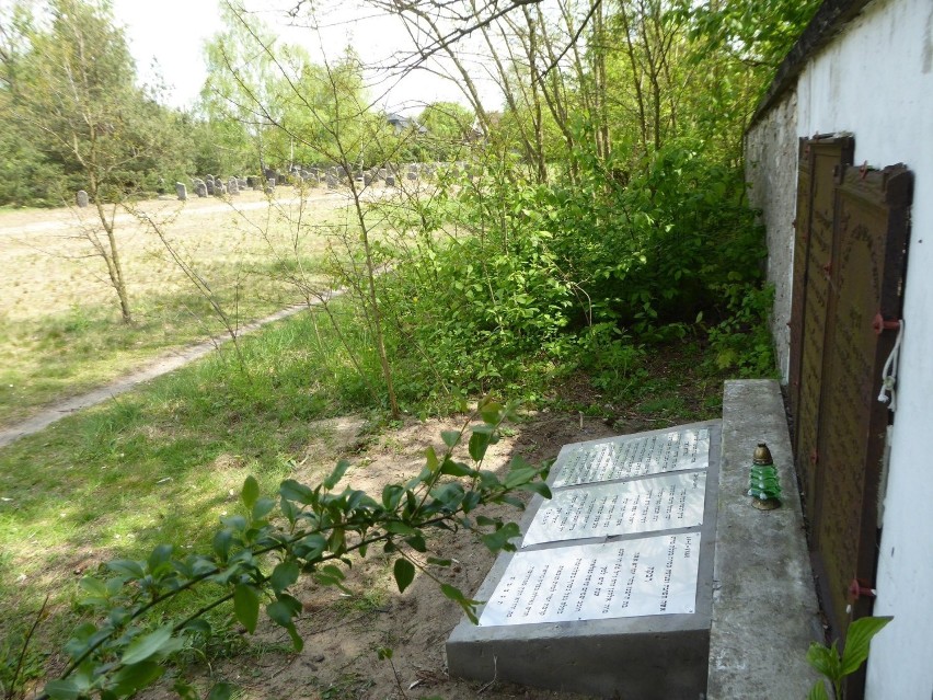 Żarki: Na cmentarzu żydowskim zamontowano nowe tablice z hebrajskimi napisami, które powielają napisy z unikatowych macew [ZDJĘCIA]