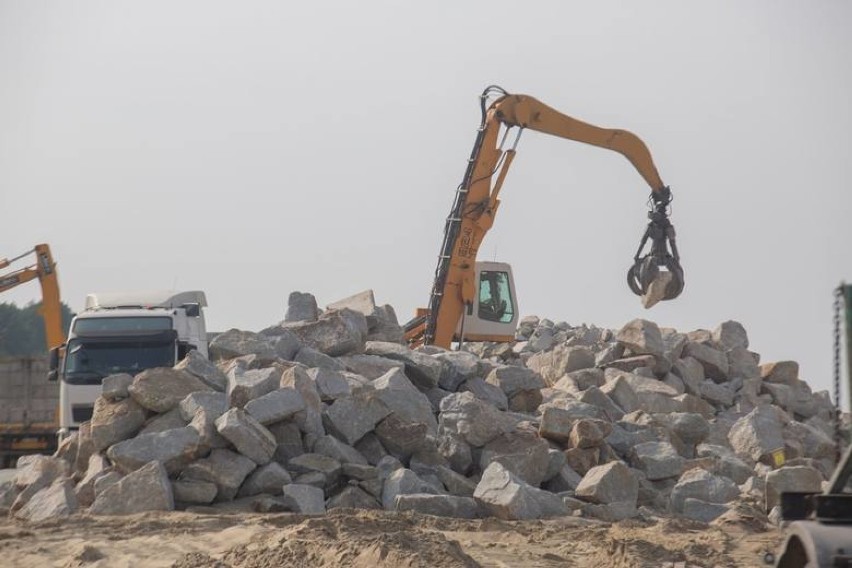 Przekop Mierzei Wiślanej. Budowa rozpisana na jesień i zimę. Pogłębianie, betonowanie oraz x-bloki 