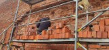 Mur obronny w Chełmnie osunął się. Rok czekano na naprawę. Prace trwają. Zdjęcia