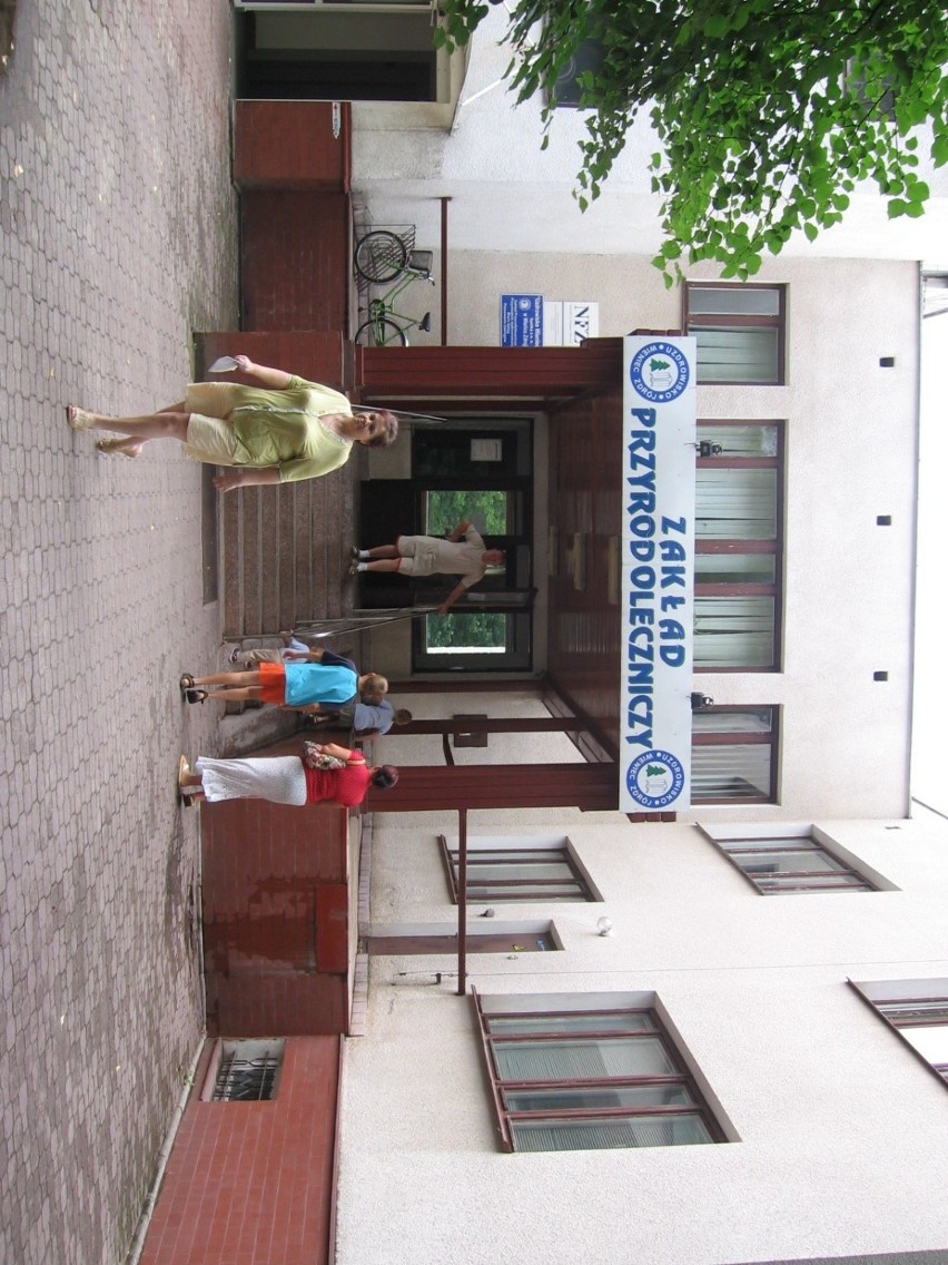 Wejście do budynku, w którym odbywają się zabiegi lecznicze.