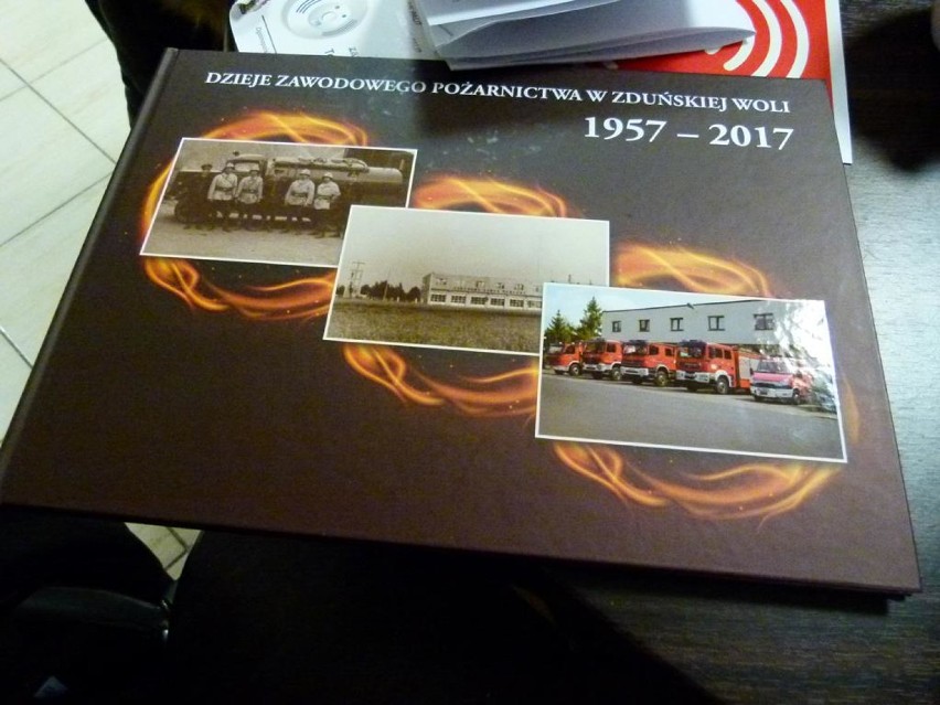Nagrodzeni za publikację z okazji 60-lecia państwowej straży pożarnej w Zduńskiej Woli