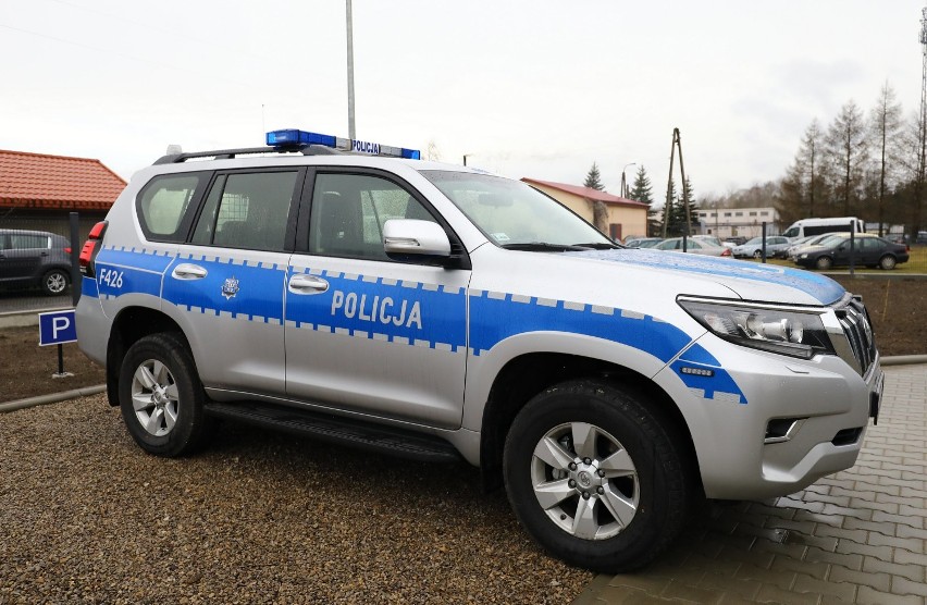 Nowy radiowóz policji w Piotrkowie - terenowa toyota land...