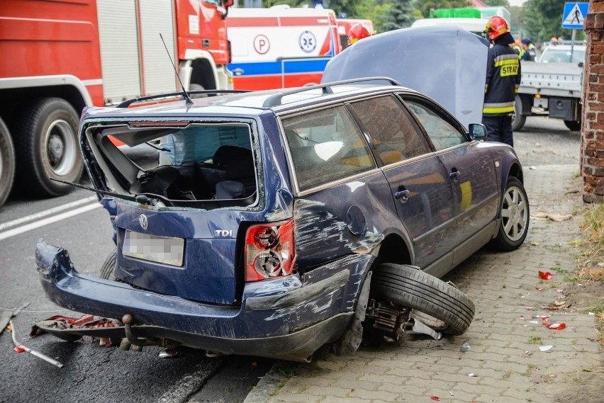 Zderzenie dwóch samochodów w Dąbroszynie. Poszkodowana została kobieta. Jeden z kierowców uciekł