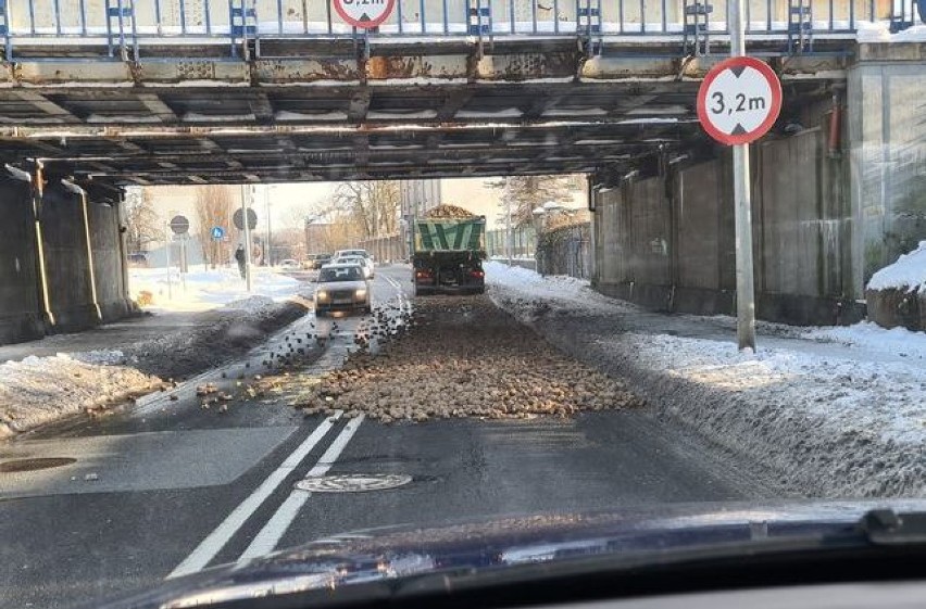 Nietypowe zdarzenie w Słupsku. Ziemniaki zablokowały drogę pod wiaduktem na ul. Poniatowskiego