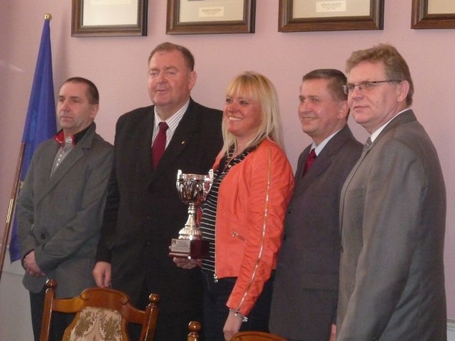 Przedstawiciele miasta wraz z posłem Tadeuszem Tomaszewskim (SLD) nagrodzili wyróżniające się kluby