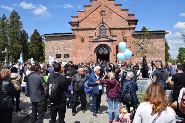 Częstochowa we łzach. Pogrzeb skatowanego Kamilka. Tysiące ludzi na cmentarzu