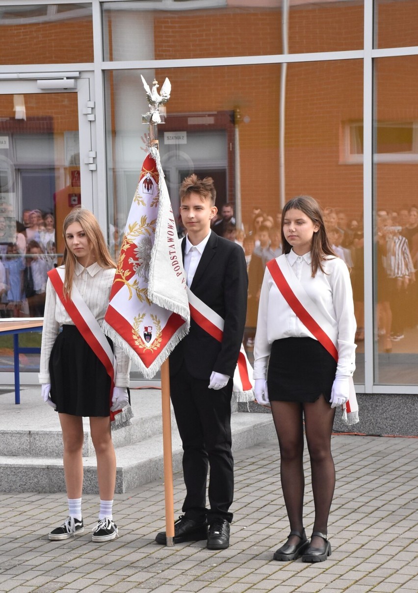 Rozpoczęcie roku szkolnego w Malborku. W "trójce" od razu odbyło się pasowanie pierwszaków na ucznia