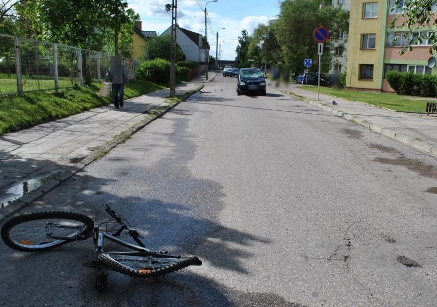 Wypadek w Augustowie. Rowerzysta uderzył w auto [zdjęcia]