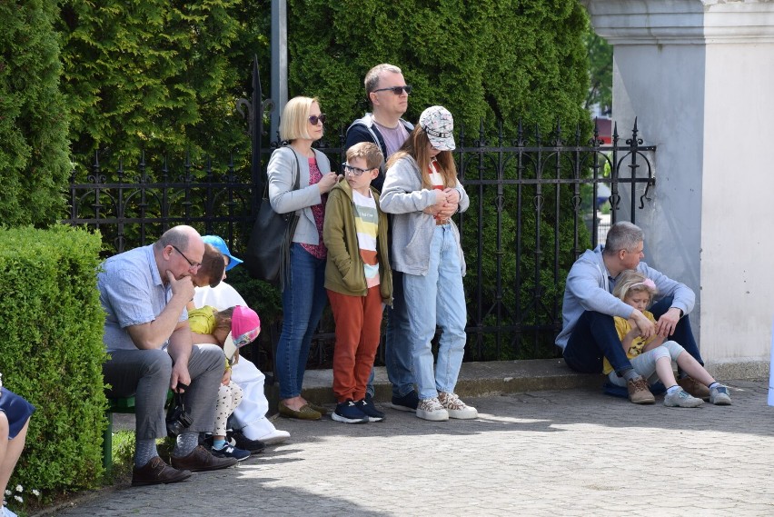 Dzieci pierwszokomunijne modliły się w sanktuarium w Sokółce. Po dwóch latach przerwy pandemicznej, przyjechało ich dużo mniej