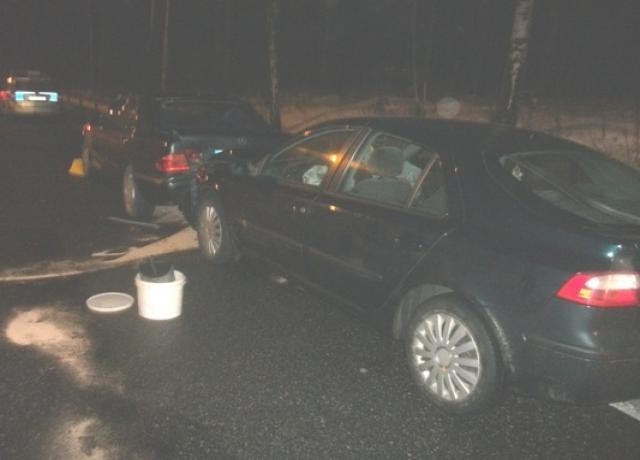 Dyżurny Operacyjny do zdarzenia zadysponował zastęp ratowników z JRG Skarżysko. Po dokonaniu rozpoznania okazało się, że samochód osobowy marki Renault uderzył w tył samochodu marki Mercedes.