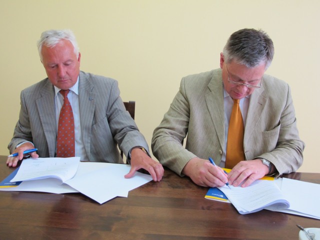 Kanclerz DWSPiT dr W. Olszewski oraz wiceprezes firmy Integer SA A.  Woźny podpisują umowę na budowę gmachu głównego DWSPiT w Polkowicach.