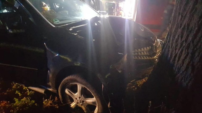 Kompletnie pijany kierowca rozbił luksusowego Mercedesa