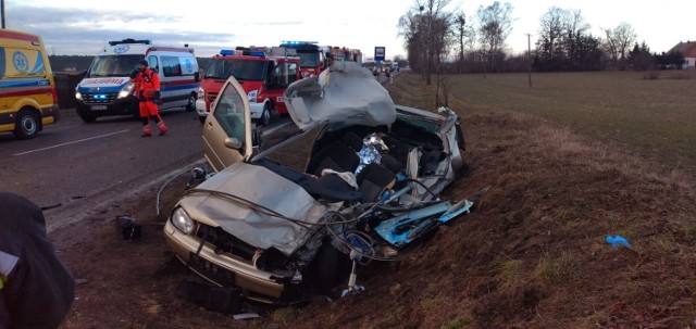 Do tragicznego w skutkach wypadku doszło w sobotę 2 marca. Na miejscu zginął młody mężczyzna. 

PSP podała, że w kolejnych dniach w szpitalu zmarło kolejnych troje rannych, w tym kierowca. Na szczęście te informacje się nie potwierdziły.

Prokuratura potwierdziła, że w szpitalu zmarła jedna osoba. 

Stan dwóch osób jest stabilny, a piąta ranna osoba opuściła już szpital.

Więcej informacji w dalszej części galerii >>>

(KR)