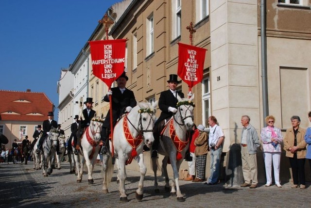 Co roku w procesji w Ostritz uczestniczy ponad stu odświętnie ubranych jeźdźców