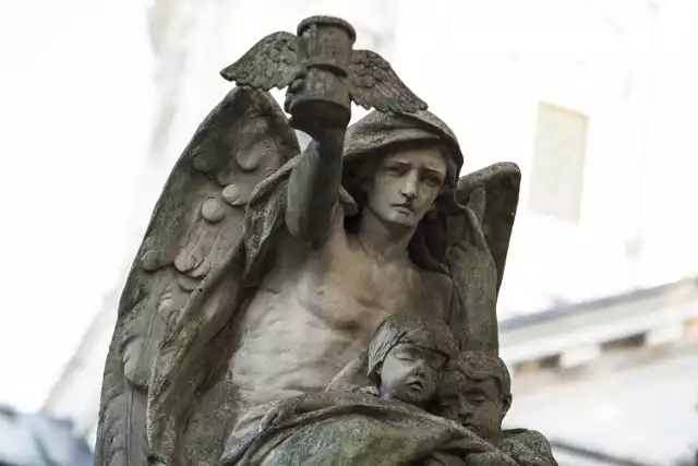 Anioły na Powązkach. Te rzeźby i pomniki robią wrażenie [ZDJĘCIA]