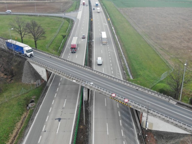 Nowe drogi na Dolnym Śląsku obejmują budowę lub rozbudowę autostrad, ekspresówek oraz obwodnic miast i wsi. Łączna długość wszystkich tras to ponad 300 kilometrów. Prace na niektórych odcinkach już trwają, inne drogi czeka dopiero żmudny proces prac przygotowawczych polegających na zbieraniu dokumentacji. Niektóre z obwodnic mają wyprowadzić ruch tranzytowy z dolnośląskich miejscowości, a przebudowy doczeka się m.in. autostrada A4 i droga S5.

Zebraliśmy wszystkie z zaplanowanych inwestycji na Dolnym Śląsku, wraz z mapami oraz terminami końca prac. 

Zobaczcie na kolejnych slajdach, gdzie i kiedy powstaną nowe drogi w naszym regionie. Na kolejne mapy i zdjęcia w galerii możecie przechodzić za pomocą gestów, strzałek lub myszki.