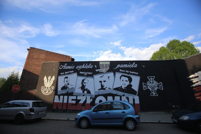 Kibicowskie murale Polonii Bytom. Zobacz kolejne zdjęcia. Przesuwaj zdjęcia w prawo - naciśnij strzałkę lub przycisk NASTĘPNE >>>