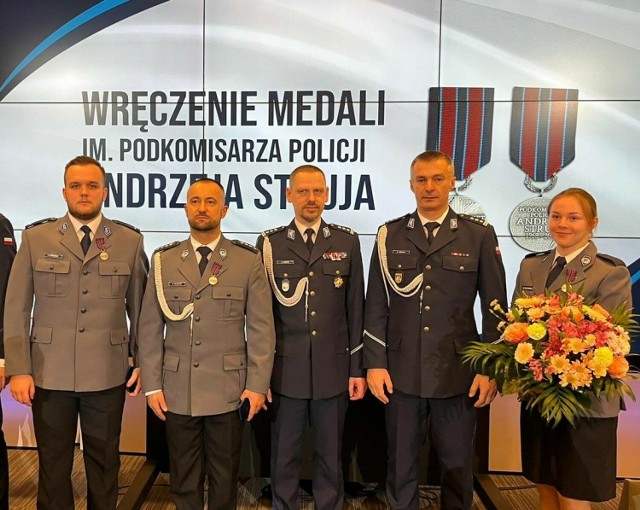 Aspirant sztabowy Mariusz Milczewski wszedł do płonącego domu i uratował nieprzytomną kobietę. Tego dnia nie był na służbie, miał dzień wolny.